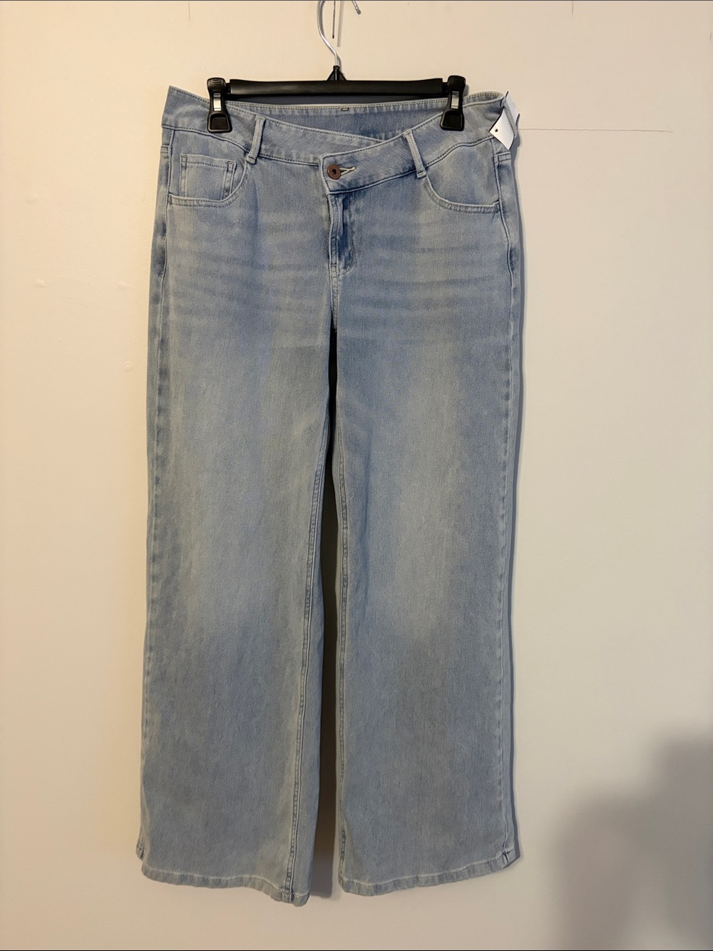 Halara Light Wash Women’s Jeans -wide/flare leg. Med. Cotton/elastane/poly.